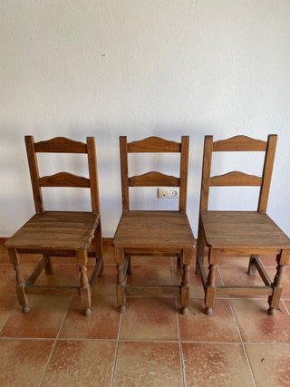Tre sedie in legno massello