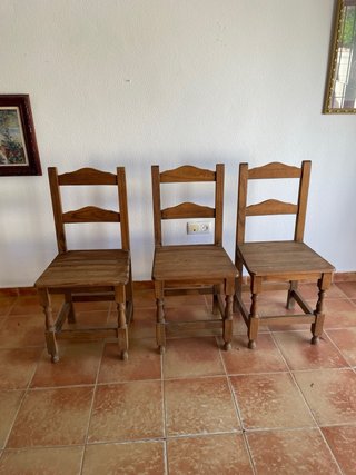 Tre sedie in legno massello