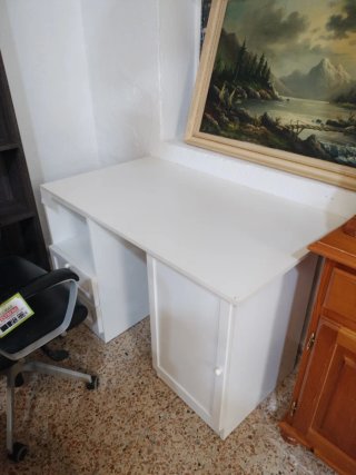 Escritorio blanco con cajones y puerta