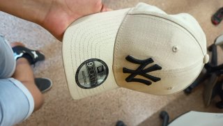 Gorra New Era 9FORTY Beige Negra