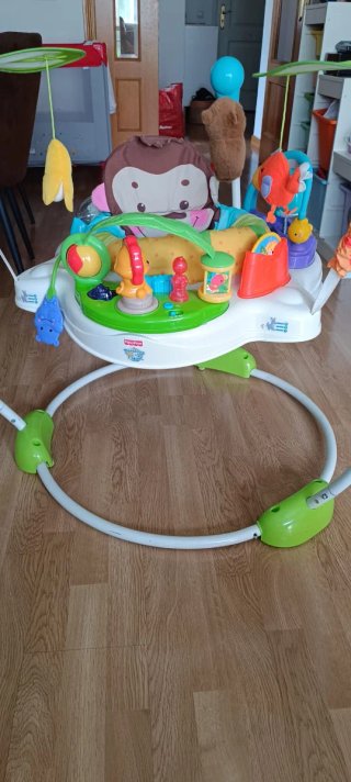 Saltador para bebé con juguetes