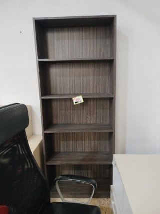 Estantería de madera marrón y gris