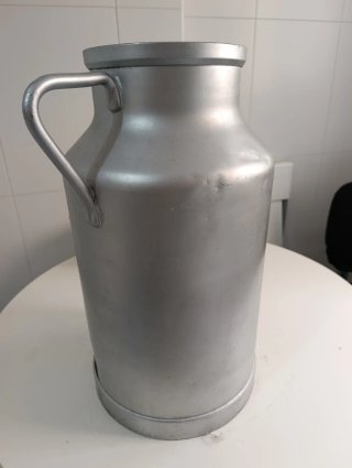 Lechera antigua de aluminio