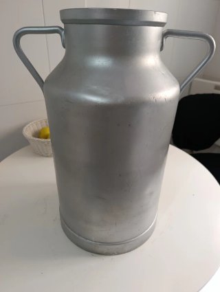 Lechera antigua de aluminio