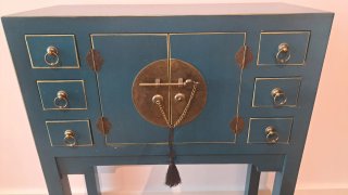 Consola Oriental Azul con Detalles Dorados