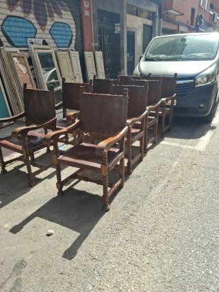 Sillones antiguos de cuero y madera