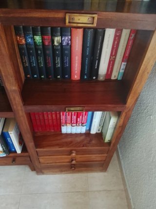 Librería de madera de palisandro.