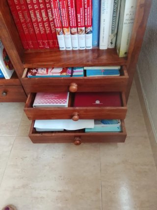 Librería de madera de palisandro.