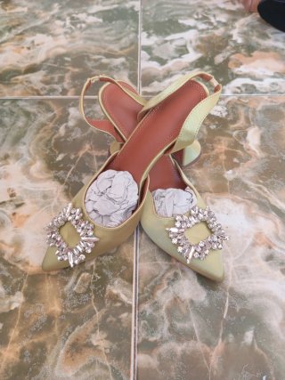 Zapatos de fiesta dorados y verdes con pedrería