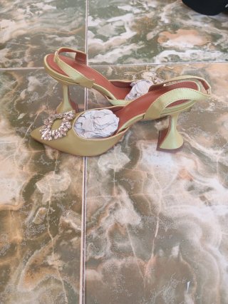 Zapatos de fiesta dorados y verdes con pedrería