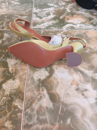 Zapatos de fiesta dorados y verdes con pedrería