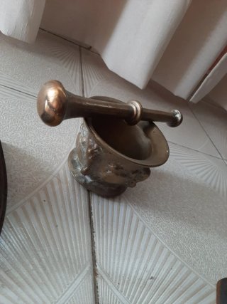 Lote de 2 morteros y 3 planchas antiguas