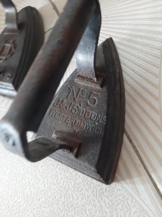Lote de 2 morteros y 3 planchas antiguas