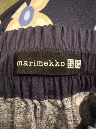 Falda Marimekko floral azul y blanco