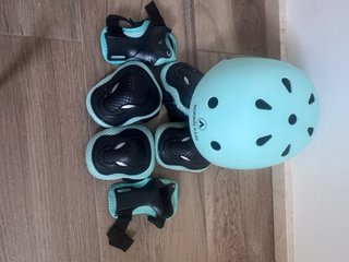 Patinete infantil con casco y protecciones