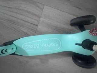 Patinete infantil con casco y protecciones