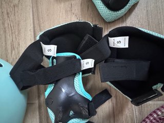 Patinete infantil con casco y protecciones
