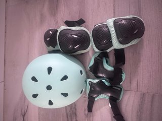 Patinete infantil con casco y protecciones