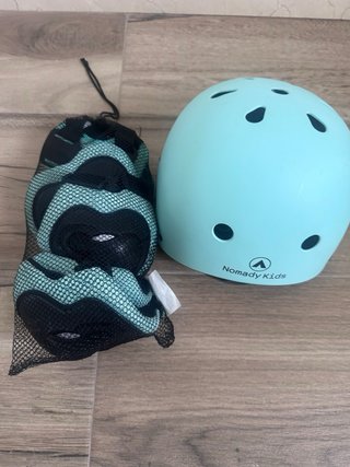 Patinete infantil con casco y protecciones