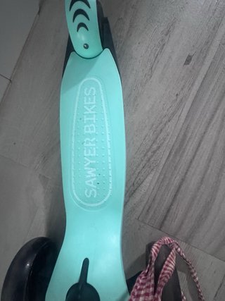 Patinete infantil con casco y protecciones