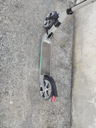 Patinete infantil gris y negro