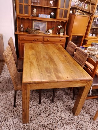 MESA COMEDOR RUSTICA Y 4 SILLAS
