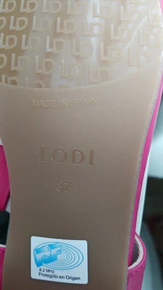 Sandalias de piel fucsia con detalle dorado