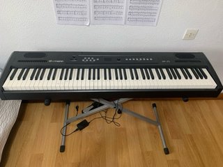Teclado Piano Thoman con patas y pedal.