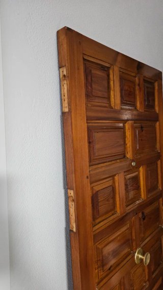 Puerta de entrada en madera maciza