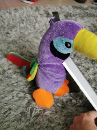 Peluche loro morado y amarillo