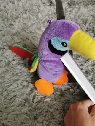Peluche loro morado y amarillo