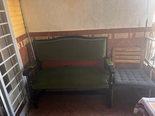Sofá de terciopelo verde y madera