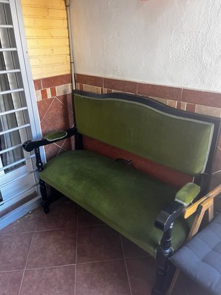 Sofá de terciopelo verde y madera