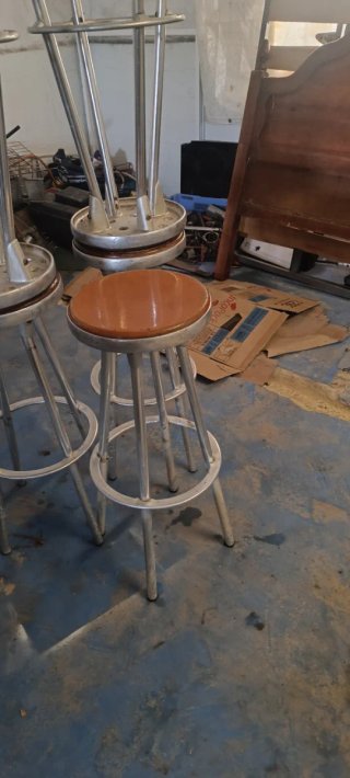 Taburetes de madera y metal plateado