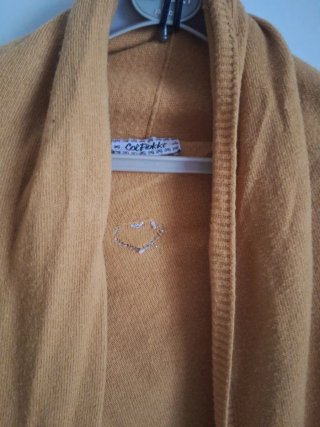 Cardigan giallo con tasche e cuoricini polso/retro