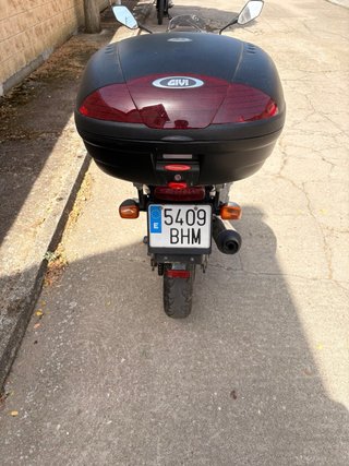 Suzuki GS500 con maleta