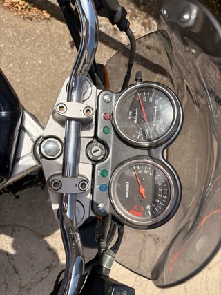 Suzuki GS500 con maleta