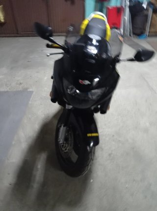 Honda CBR 600 F - Moto Deportiva Negra y Amarilla