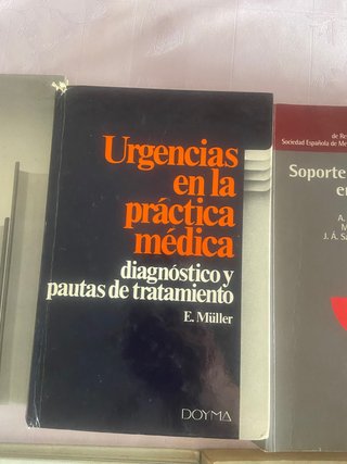 Libros de medicina y urgencias están en buen estad
