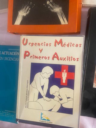 Libros de medicina y urgencias están en buen estad