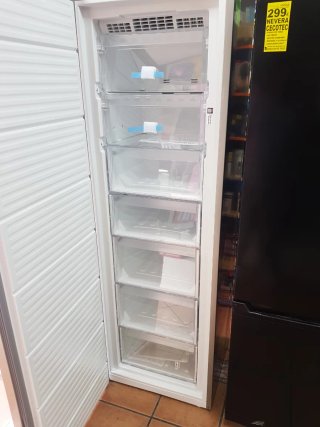 Congelador Vertical Hotpoint Plateado