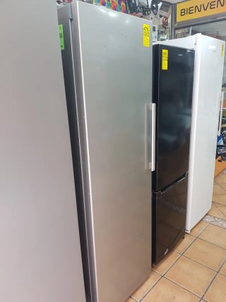 Congelador Vertical Hotpoint Plateado