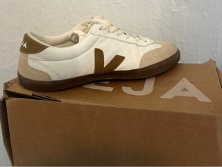 Zapatillas Veja Blancas y Marrones