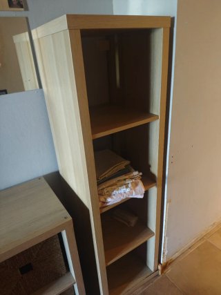 Mueble de madera beige y marrón
