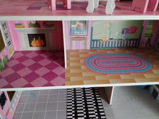 Casa de muñecas de madera