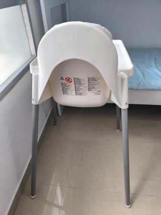 Trona bebé IKEA con cojín estampado.