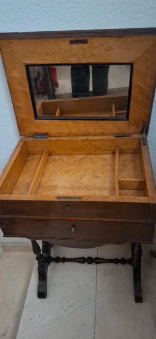 Costurero antiguo de madera  No hago envio