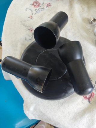 Focos negros de plástico y metal