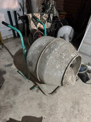 Hormigonera de obra averiada
