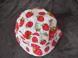 Berretto a secchiello con stampa di fragole